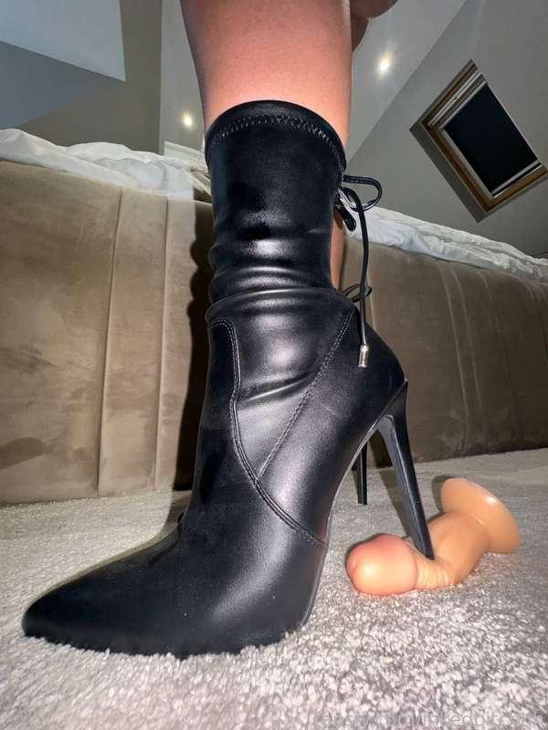 This is what your dick deserves


#heels #heelslover #femdomme
