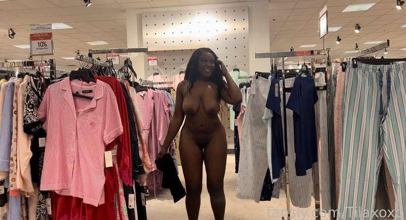 This is what shopping with me is like 😂😈


#publicnudity #nudity #boobs #asshole #nipples