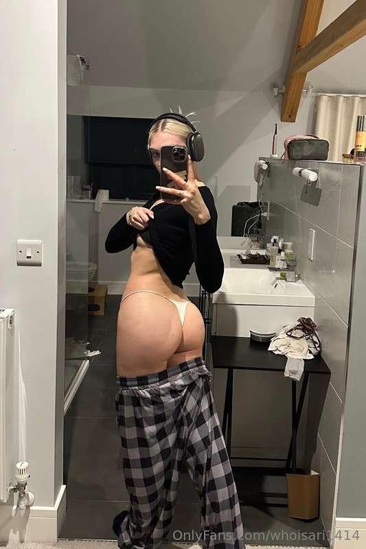 Naughty flex😈