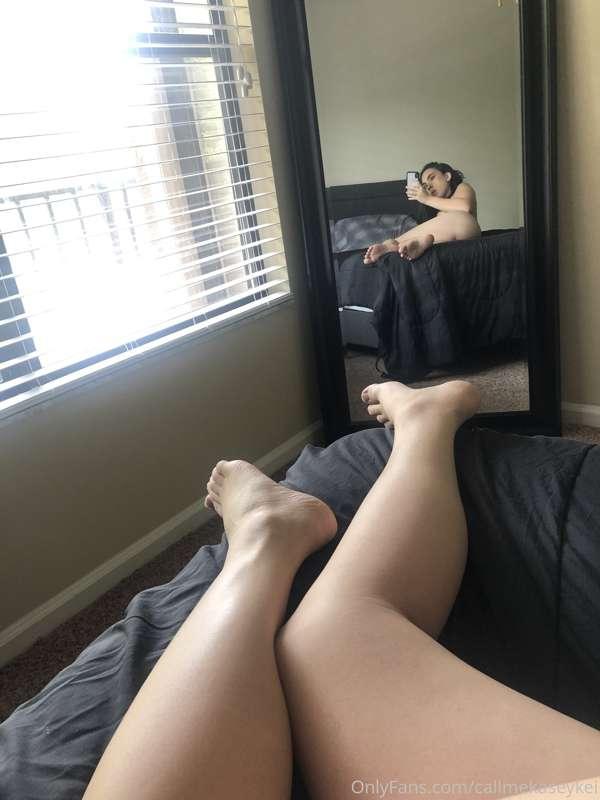 Doing something different and uploading some feet pics for t..
