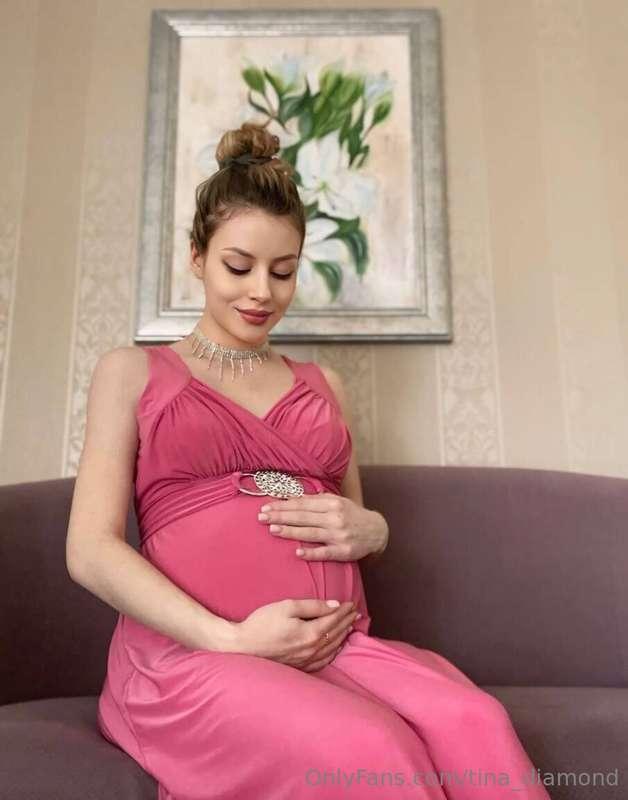 @natasy This cute pregnant girl wants to get fucked again 💕 ..