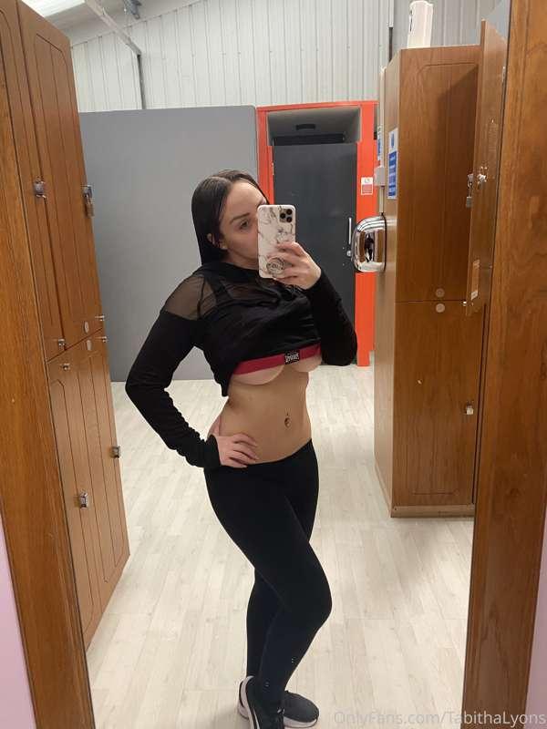 Sweaty gym selfie 💦 I want to get sexy for you. I’m shaking ..