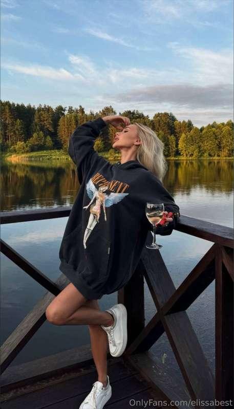 Let's share this glass of wine together in nature🥂🥀