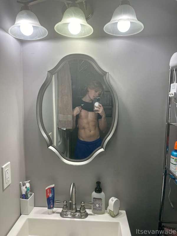 Do yall like my gym progress? I want yalls validation. 😅