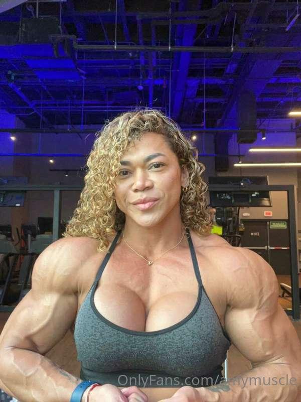 MASSIVE PUMP today!!!  I love feeling huge💪🏻

What do you th..