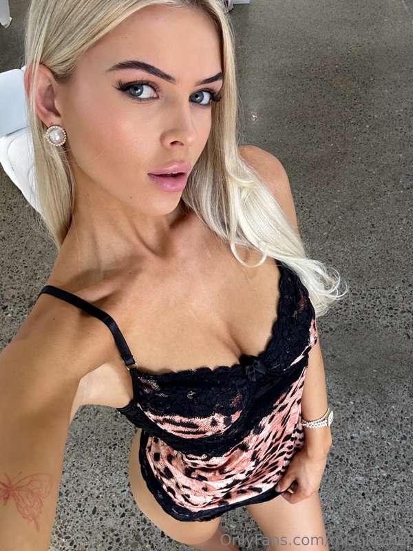 Your favourite housewife 🫶🏻 I hope you love my outfit baby 🖤