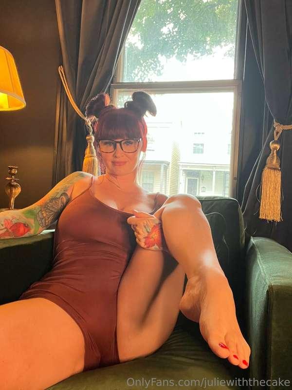 Would you suck my toes or my clit? 👅💦