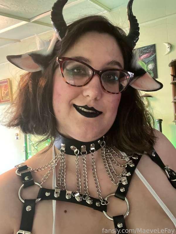 New cow level dropping! 

Moo, motherfuckers 🐮 Battlecow is coming back and she’s gonna be stretchier than ever! 

Master Sven is plotting a juicy scene &amp; I’m getting nice and high like a good cow 👀

#fyp #cow #hucow #glasses #lingerie #chubby #curvy #mature #milf  #goth #kinky #bdsm #fetish 