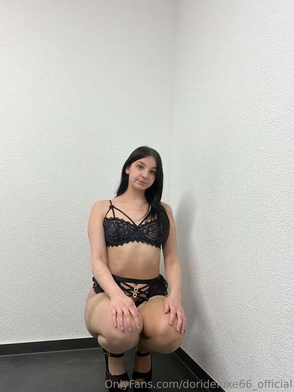Dori in Dessous, Nylons and Heels💦