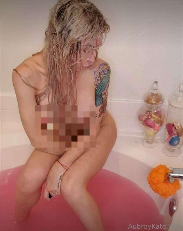 Wet pink fantasies 💗