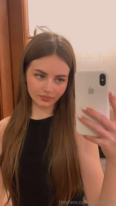 You can fall in love with my eyes💖