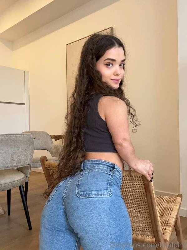 My ass is so juicy in these jeans 💦I'm mega sexy from this a..
