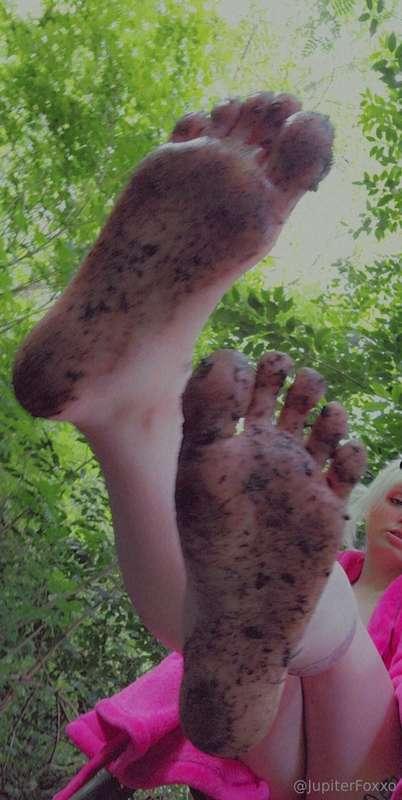 whoopsieee, my paws got dirty 🦊