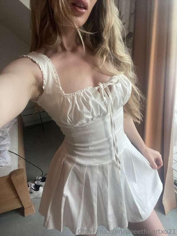 My friend borrowed me her dress today. Do you think it suits..