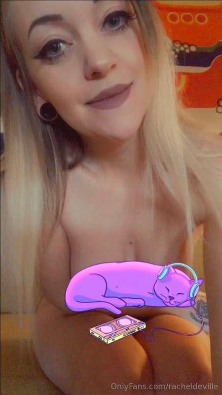 Do you like tits and toes?🥰