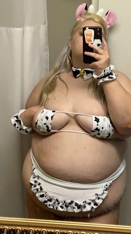 moooooo 🐮 this cows starving 🥵 

-
-
chugging heavy cream or..
