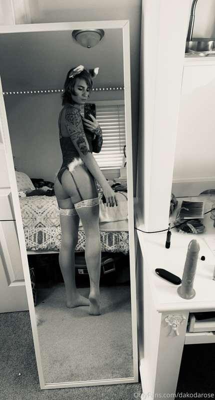 B&w🙈 kinda like the aesthetic…. Don’t mind my vibrating dild..