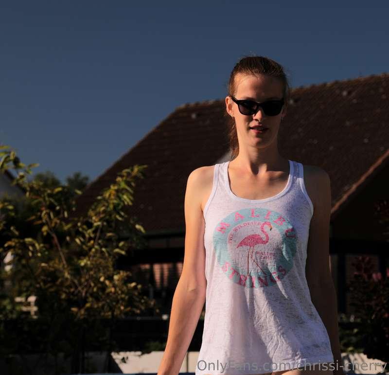 see me in front of  my frame pool ! i use the last nice days..