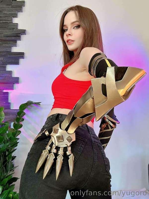 Take a look at this amazing glove with golden armor that I m..