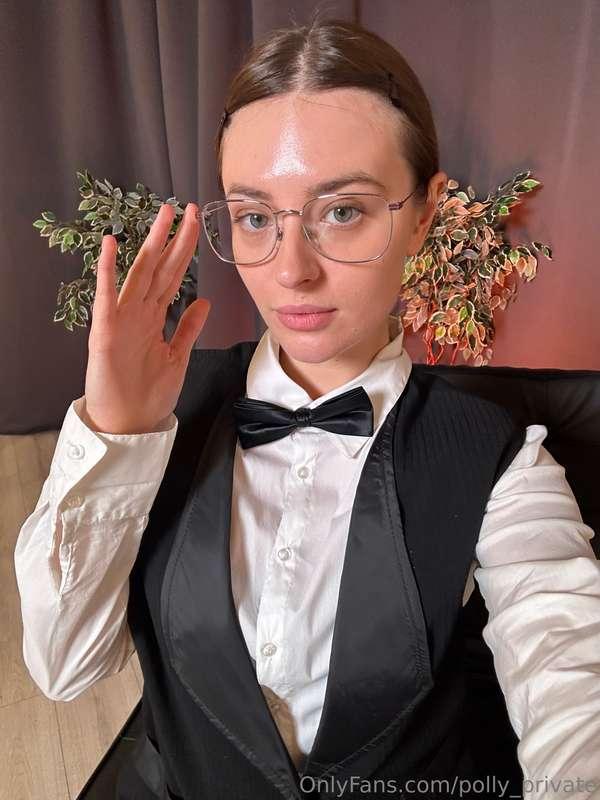 Your waitress for the evening… or the whole night ahead😏