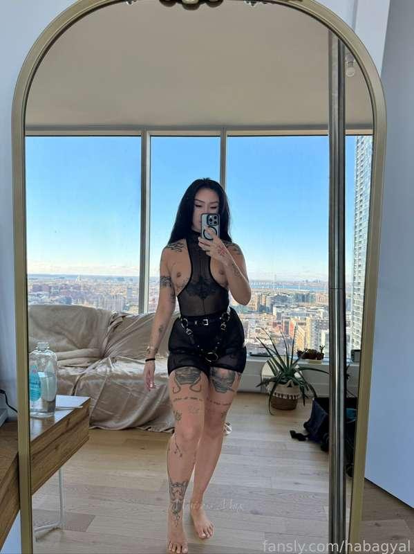 On your knees and kiss these toes

#femdom #findom #footfetish #feet #boobs #tattoo