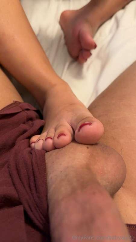 Who wants my pretty feet on their big dick?😋