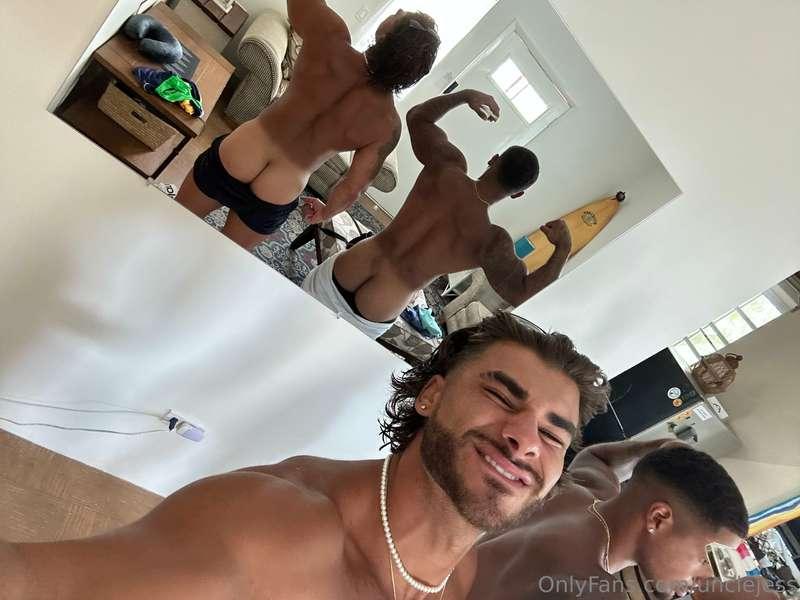 Morning with your two favorite hunks 🦍🦍