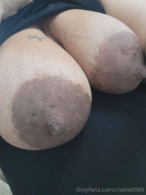 Veiny titties and beautiful BIG DARK areolas 😈