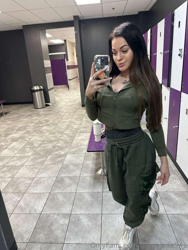 Checking my gym outfit🥰