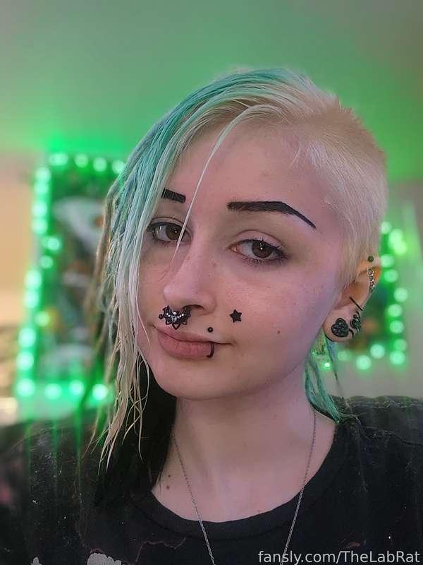 🖤🖤Good morning!!🖤🖤
😋Just bleached out my hair again😋
