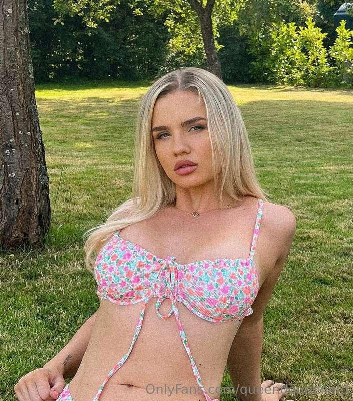 Can British bikini weather hurry up ☀️🌅 @vip.queendqueenofd 
