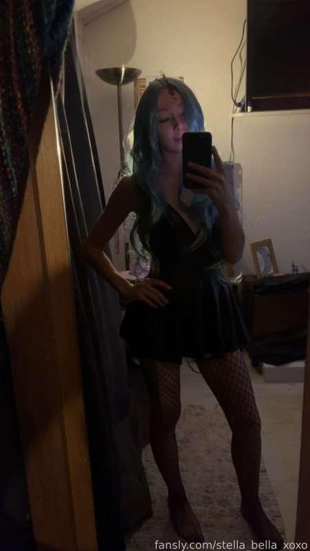 I can’t keep dying my hair with crazy colors. It’s pain in the ass soooo I decided to buy a wig. Well I bought 2 but I’m not sure about the second one. It’s part of an outfit so you’ll have to wait for that one. 

Minus the witches hat, I’d say I make for a sexy wee witch 🧙‍♀️ 

#fyp #halloween #dressup #blackdress #fishnets #cosplay #horny #slut #fuckme #upskirt #ass #pussy #plugged #greeneyes #greenhair #bubblebutt #tanned #tattoo 