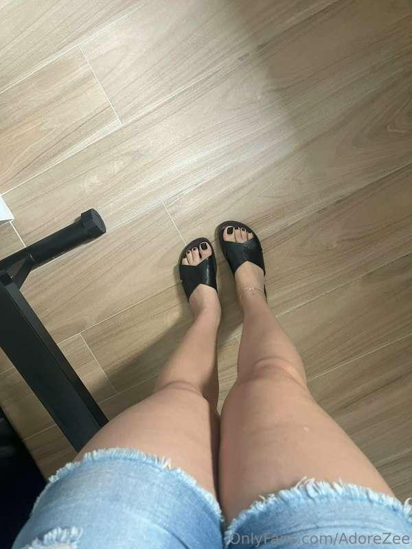Hot day + leather sandals... You know the result, right? 🥵😈
..