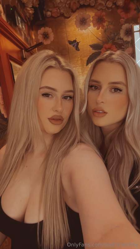 Are you ready for some twin photos 👀 @hollssx