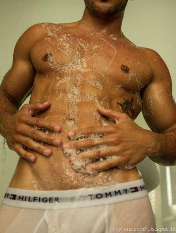Who wants to hop in the shower with me? 😈💦