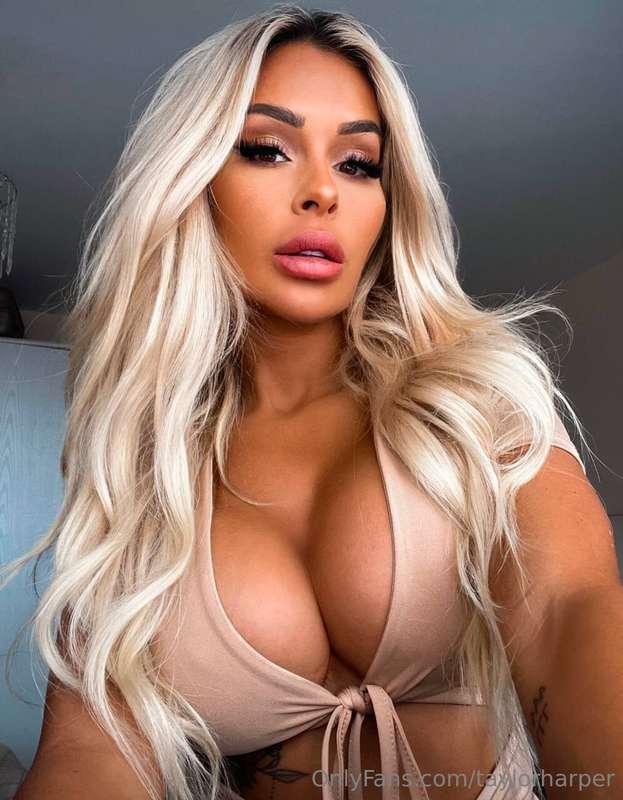 I can't believe her page is FREE!! don't miss out on the hot..