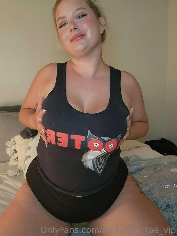 Fun fact about me: I used to be a Hooters Girl 😜 SWIPE right..