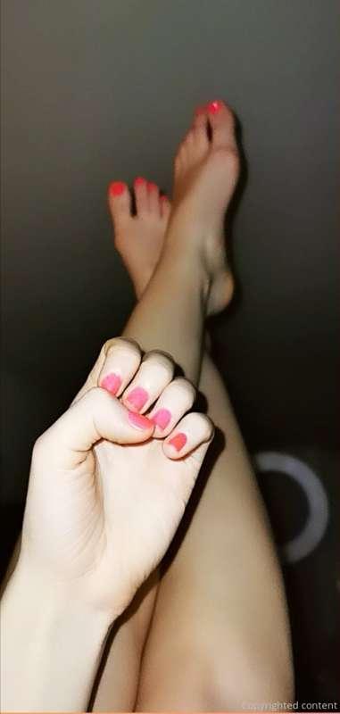 Pink pedi💋🌸💗 my feet are so cute. And the perfect size for m..