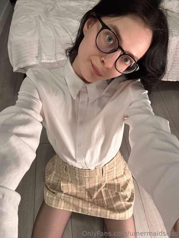 Glasses on, and ready to charm… 😘 Just a little nerdy vibe f..