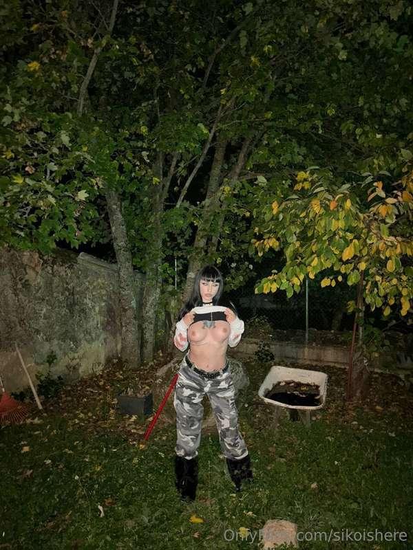 I need a servant over here to clean up these leaves for me… ..