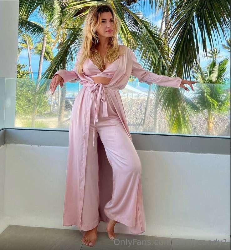 FREE PAGE-🍑🔥
Hot MILF- @coco_lauren777 
A real mommy who wil..