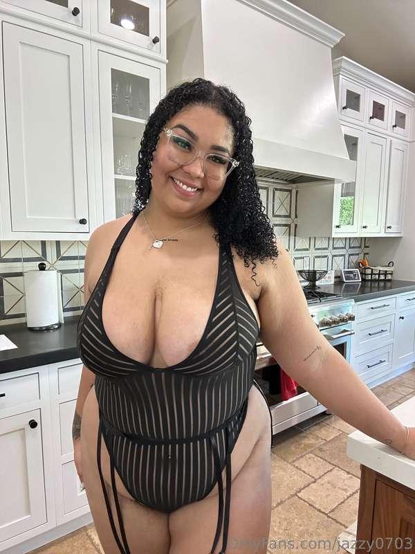 Big, bursting out titties 🥵