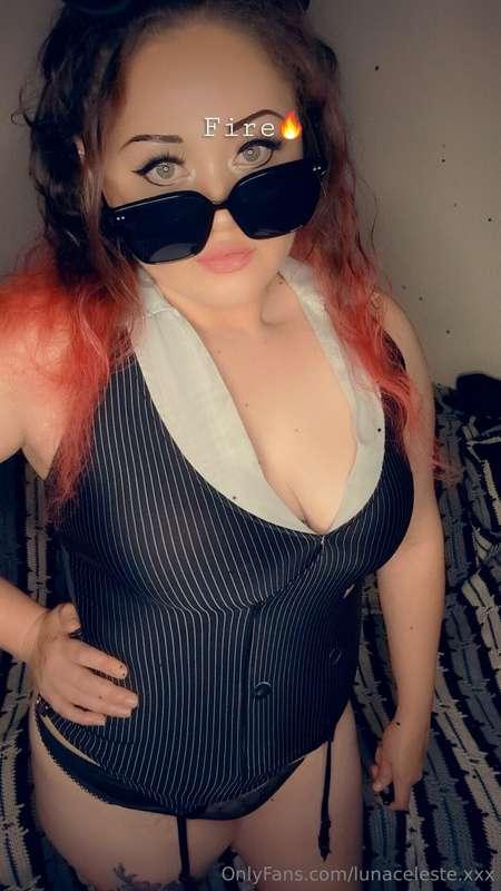 🖤 I wear my sunglasses at night ❤️ And much more.... 👠👙