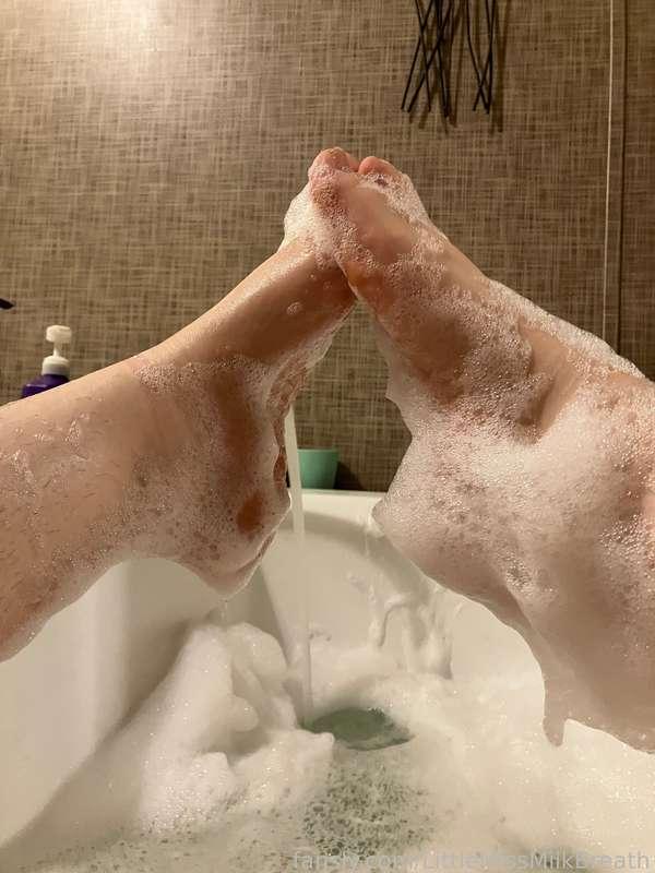 Don’t my #soapy #legs and #feet look cute? I always look best #wet ! 💕💦

#bathtime #bubblebath #bubbles #toes #tattoos #curvy #plussize #chubby #altgirl #inked #tattooed