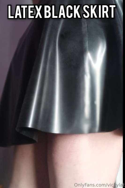 Latex black skirt The fall, the texture, sound when touch th..