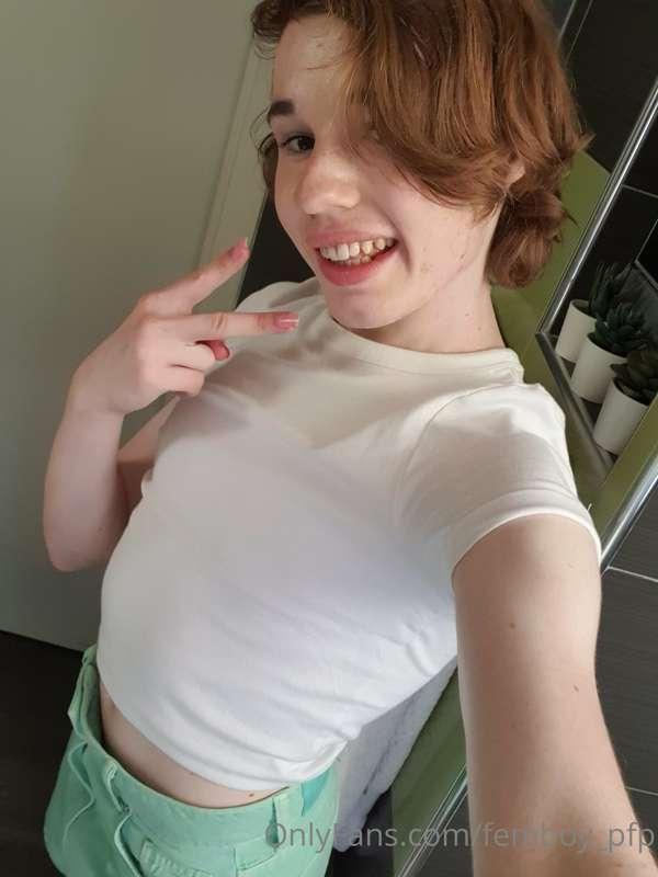 Do you like my green shorts? How about me without them? ;3