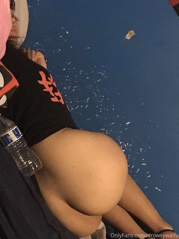 Fell asleep with my ass cheek out lol 🥱💞