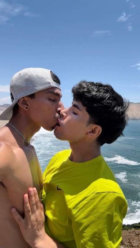 En el mar los besitos son más sabrosos, dicen.... Que cosa t..