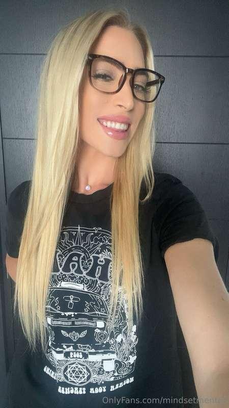 Most people don’t know I went through a punk rock phase 🖤🤘🏻e..