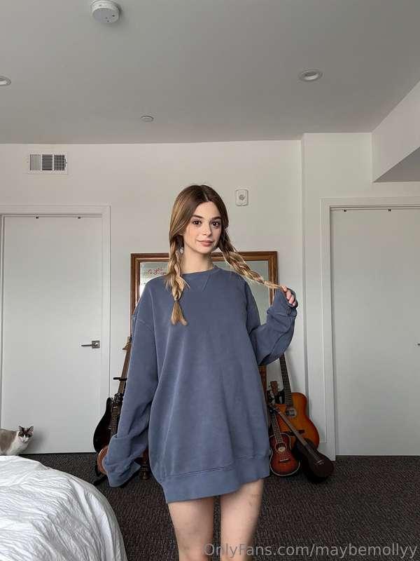 Hoodie surprise 🎁 Unlock to get all my favorite pics of what..